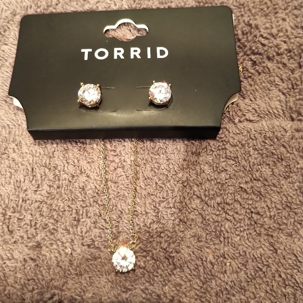 🆕✨GOLD-TONE SOLITAIRE RHINESTONE NECKLACE & STUDS SET✨